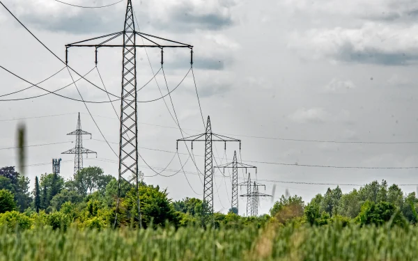 Comisia vrea curent mai ieftin ca gazul, inundă industria cu 100 mld euro