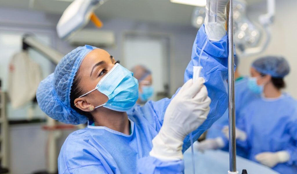 Salarii noi în Sănătate: Ce primesc medicii, asistenții și infirmierele