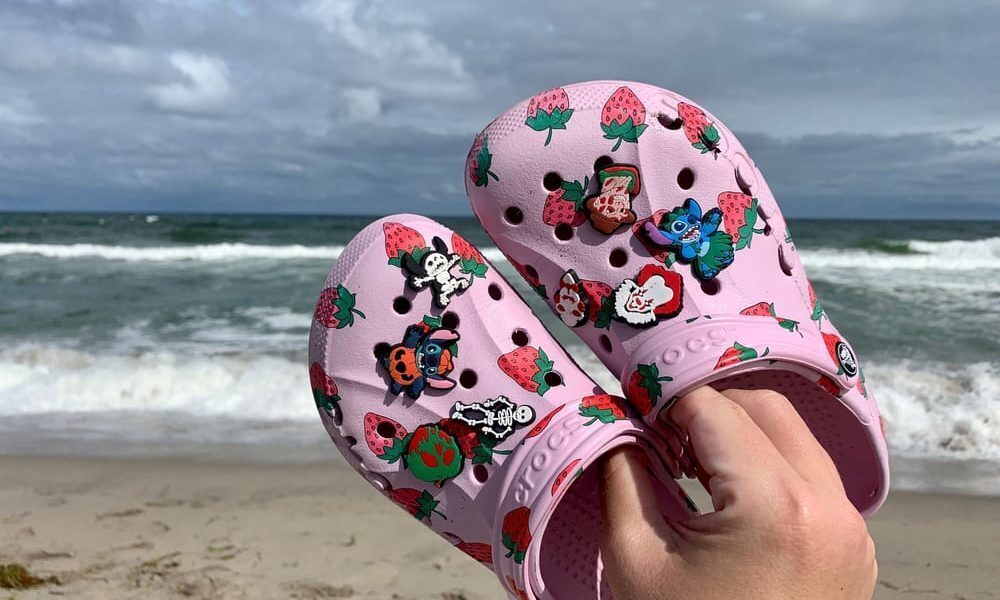 Jibbitz: 9 trucuri pentru Crocs personalizați ca noi