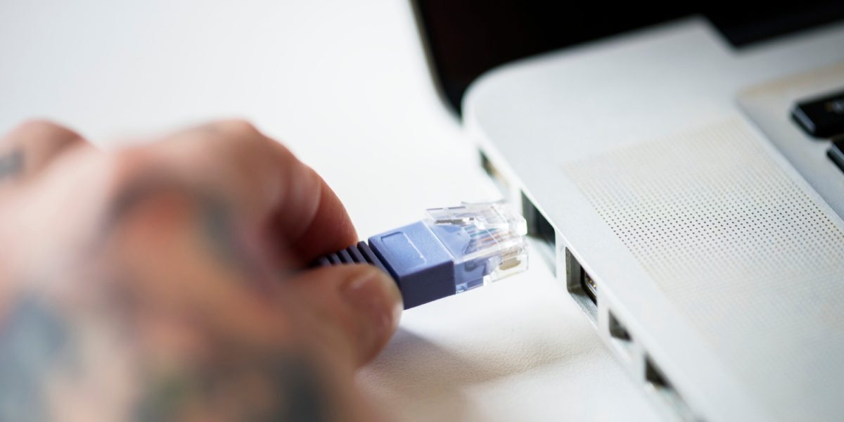 Revoluția online ’90: Cum românii au adus internetul rapid