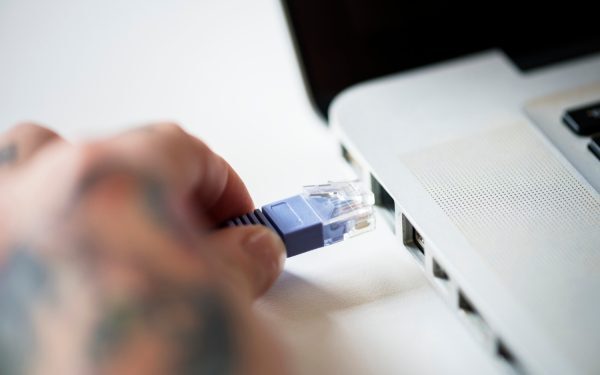 Revoluția online ’90: Cum românii au adus internetul rapid