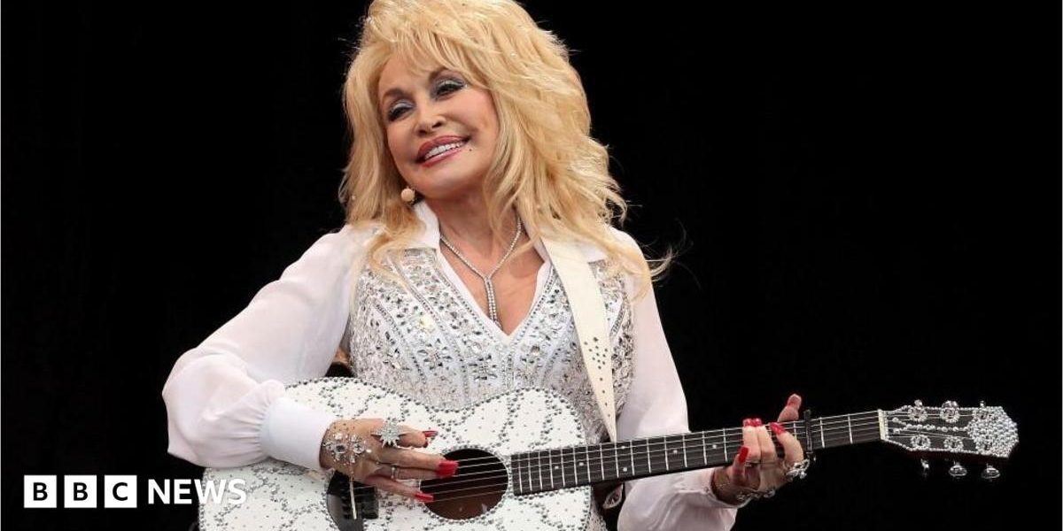 Dolly Parton, legenda country, s-a stins la 80 de ani