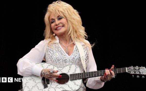 Dolly Parton, legenda country, s-a stins la 80 de ani