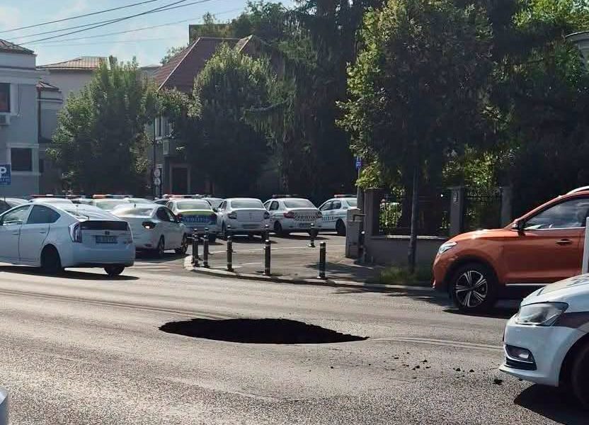 Surpare pe Eroilor: Apa Nova blochează traficul
