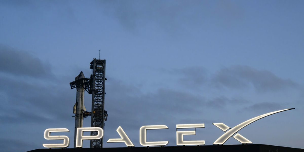 Musk: Luna, fabrică uriașă de sateliți SpaceX