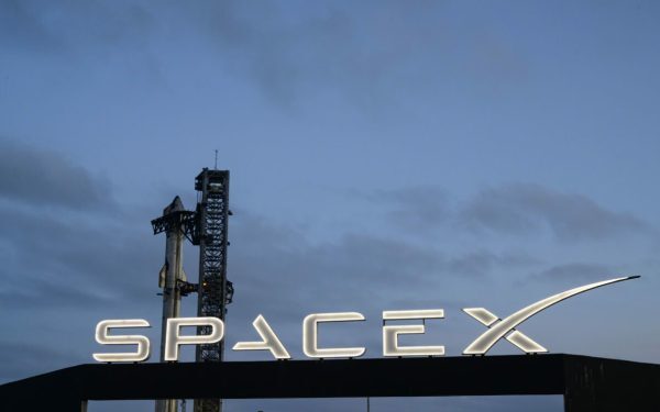Musk: Luna, fabrică uriașă de sateliți SpaceX