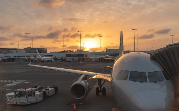 Airbus A320 evită la limită Boeing Qatar Airways pe aeroport