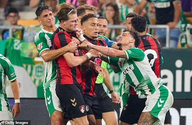 Antony, eliminat! Amical Real Betis-Bournemouth s-a transformat în bătaie