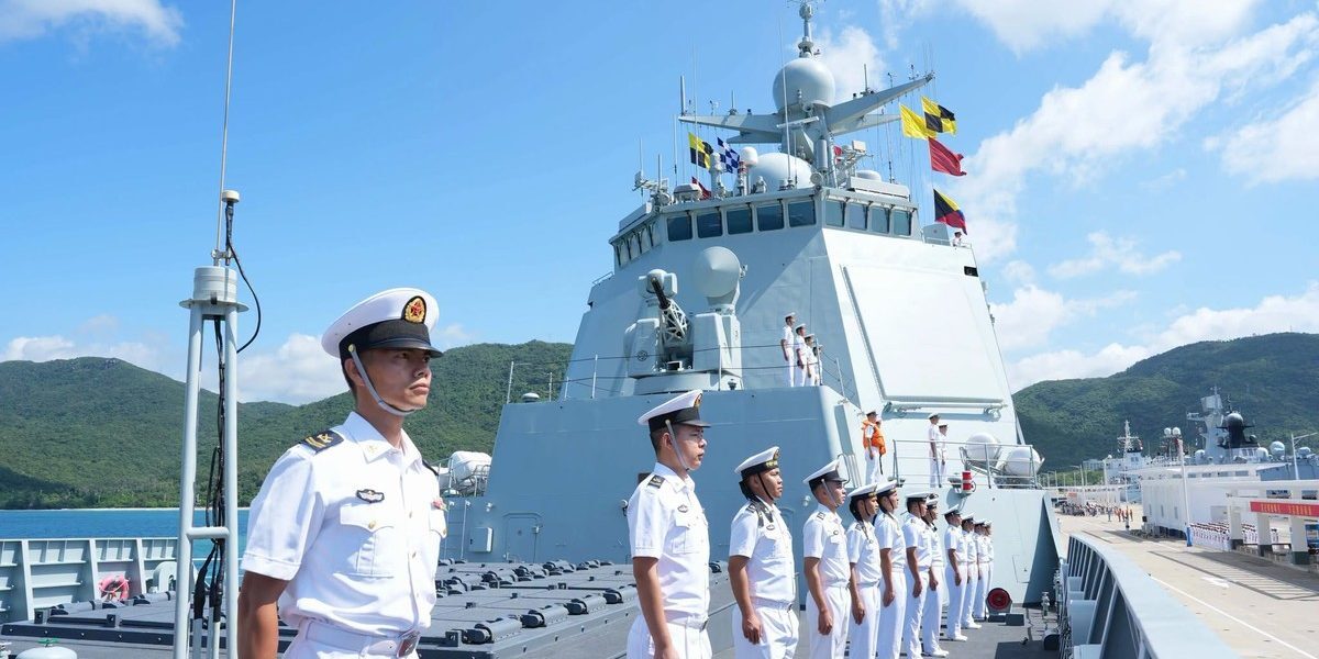 Armata puternică trimite nave și 700 de soldați în Marea Roșie