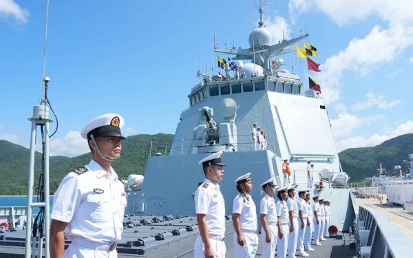 Armata puternică trimite nave și 700 de soldați în Marea Roșie