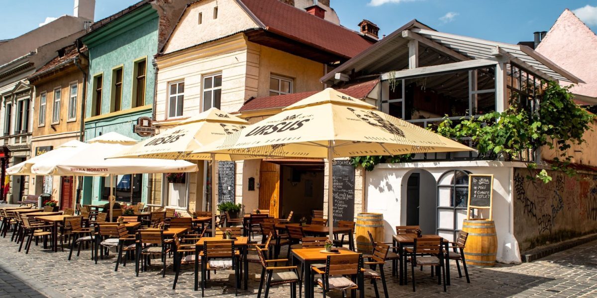 Ciorbă, cartofi, friptură: Prețuri explozive în Bran și Brașov