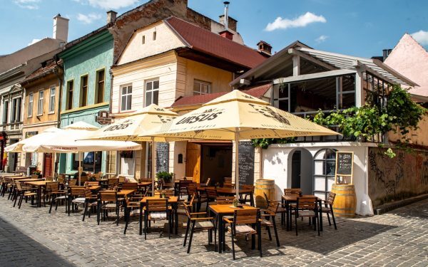 Ciorbă, cartofi, friptură: Prețuri explozive în Bran și Brașov