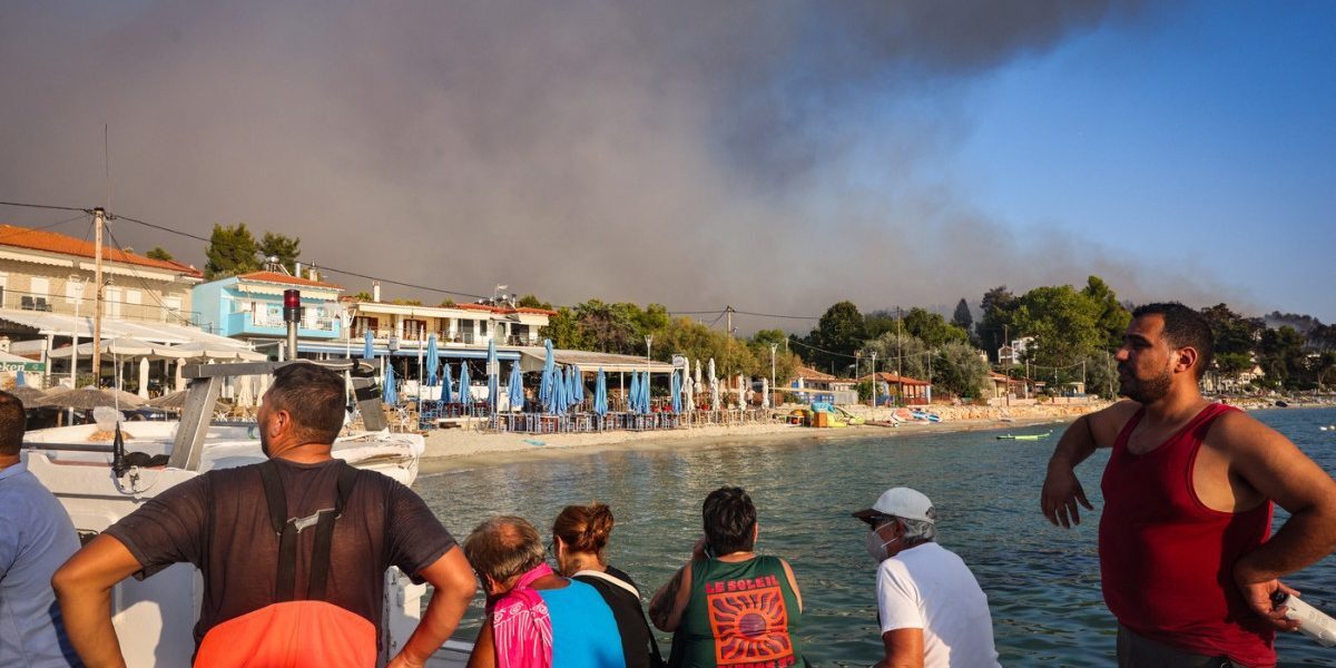 Halkidiki în flăcări: Românii, sfătuiți de Consulatul din Salonic