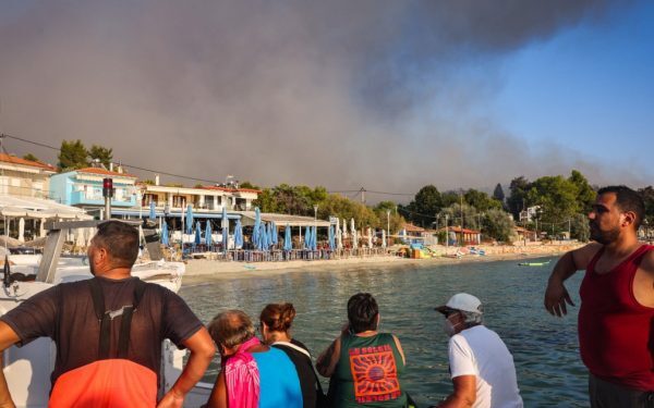 Halkidiki în flăcări: Românii, sfătuiți de Consulatul din Salonic