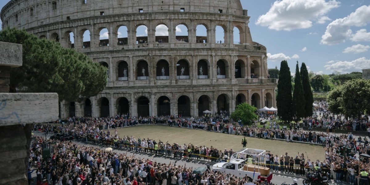 Colosseumul prelungeste tururile nocturne, posibil până în septembrie