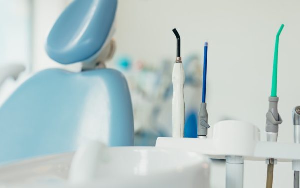 Dentisti în exces. Colegiul face apel: mai puține locuri la buget