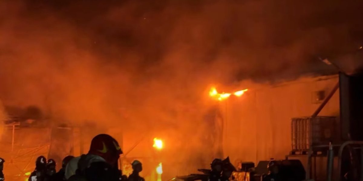 Incendiu în Sectorul 1! RO-ALERT, pompieri masivi la hală