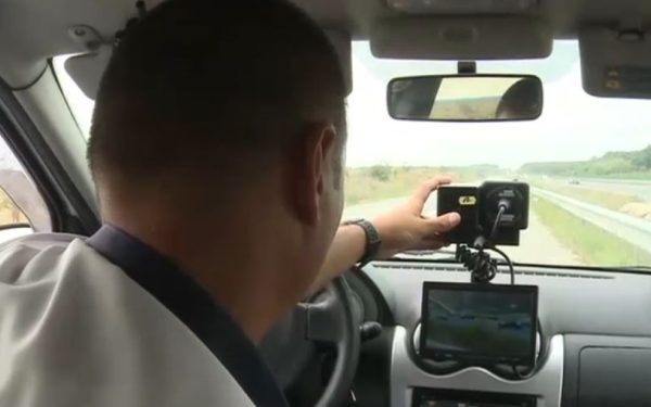 Șofer prins la 172 km/h, ducea tatăl mușcat de câine la spital. Reacția polițiștilor