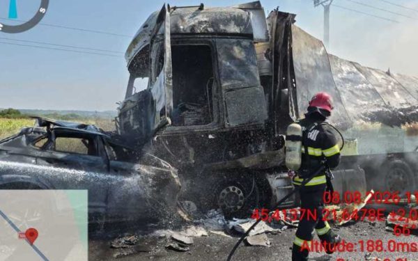 Tragedie pe șosea: Mașină și TIR s-au făcut scrum, șofer mort