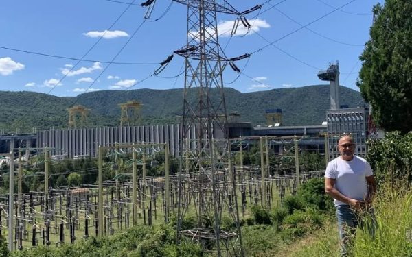 România: Lumină ieftină afară, întuneric scump acasă