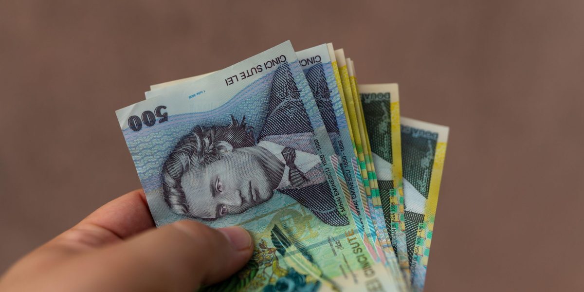 Banii cash la vamă: Ce reguli sunt pentru adulți și copii