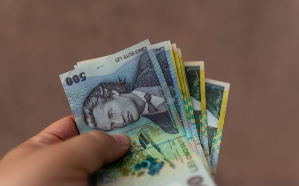 Banii cash la vamă: Ce reguli sunt pentru adulți și copii