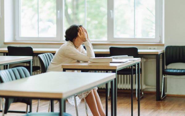 Profesoara cu pensie de lux: 17 ani concediu, acum dă în judecată