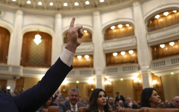 Parlamentul Scapă Consilierii Locali de Incompatibilitate