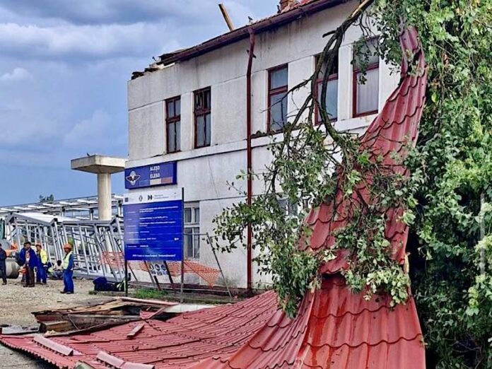 Vânt puternic distruge acoperișuri, zeci de mașini avariate