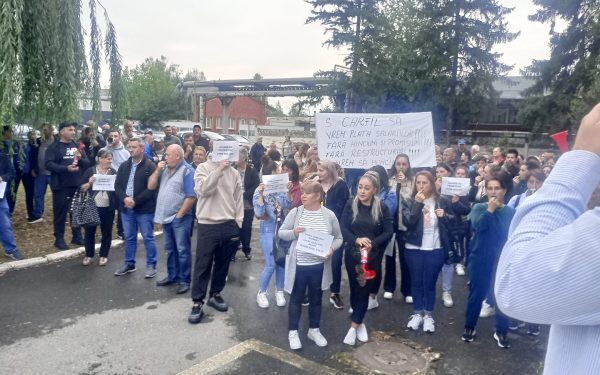 Grevă la Carfil Brașov: Angajații cer salarii, nu restructurări