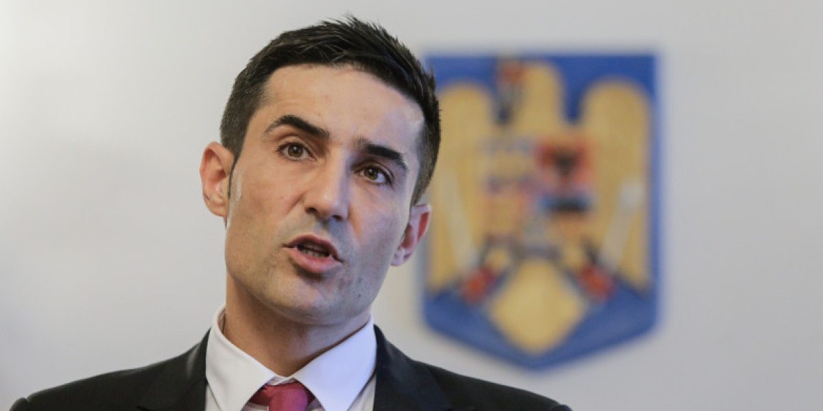 Manda îl provoacă pe Bolojan: „Faceți și dumneavoastră un sacrificiu. Plecați”