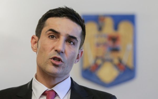Manda îl provoacă pe Bolojan: „Faceți și dumneavoastră un sacrificiu. Plecați”