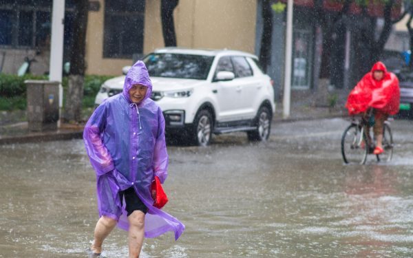 Dolphin mătură China: Un milion evacuați, sute de zboruri anulate