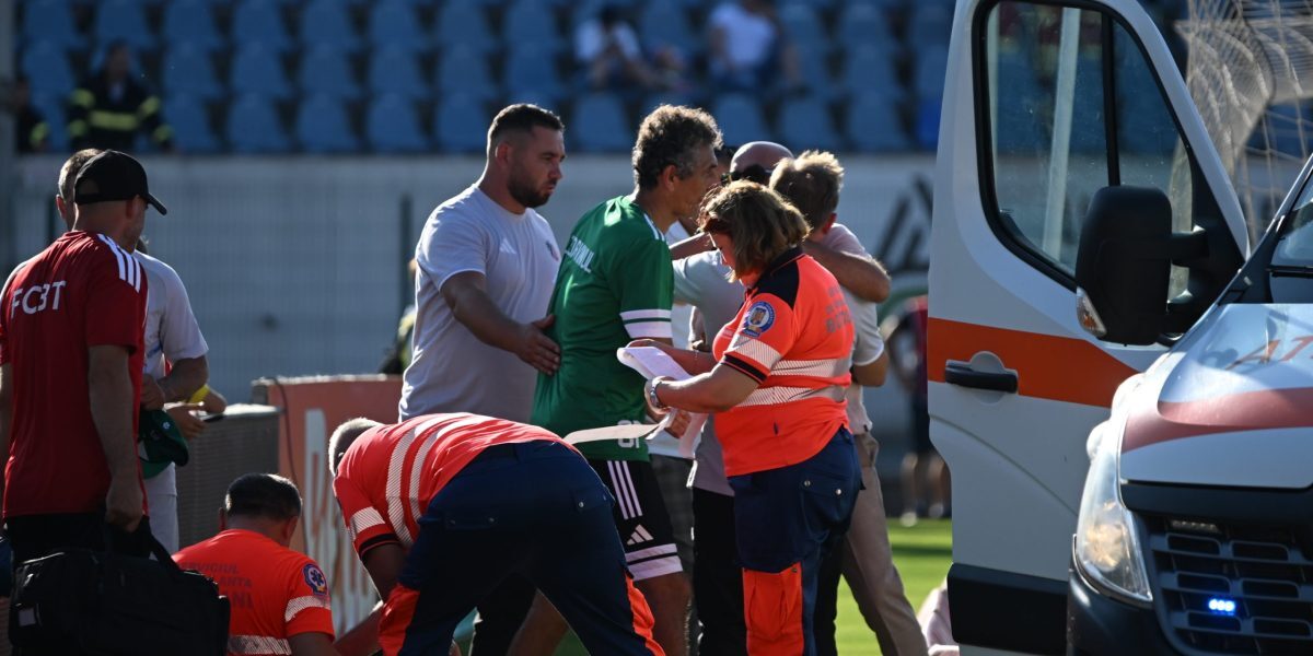 Panică la Botoșani: Ambulanța pe teren după ce antrenorului i s-a făcut rău