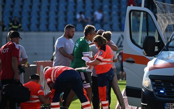Panică la Botoșani: Ambulanța pe teren după ce antrenorului i s-a făcut rău