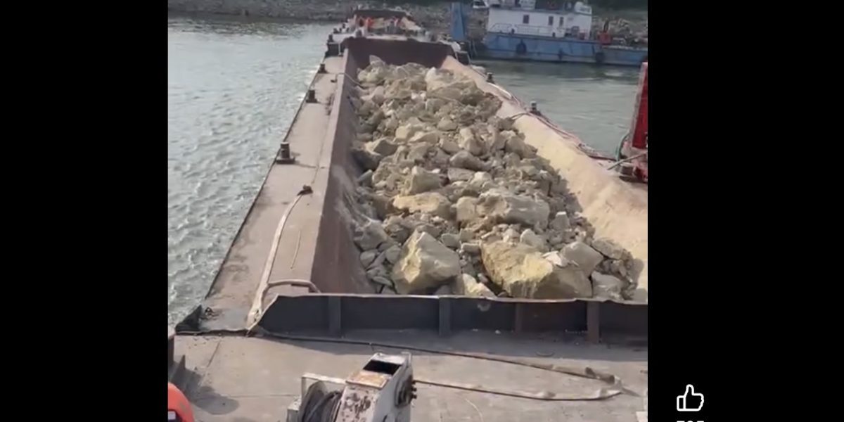 Scufundarea barjelor în Dunăre, imagini uluitoare de la Bala
