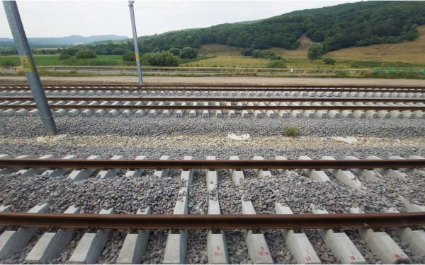 Obstacole pe calea ferată Constanța-Mangalia. CFR, alertă de siguranță
