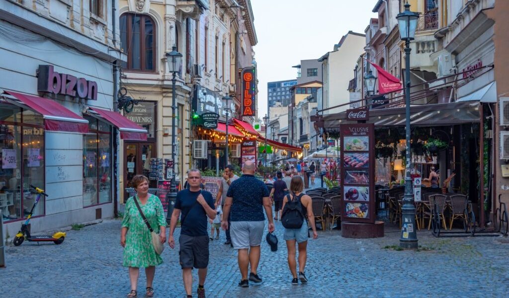 Românii fug din țară de vacanțe: Ce îi determină