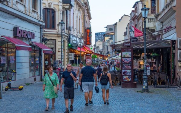 Românii fug din țară de vacanțe: Ce îi determină