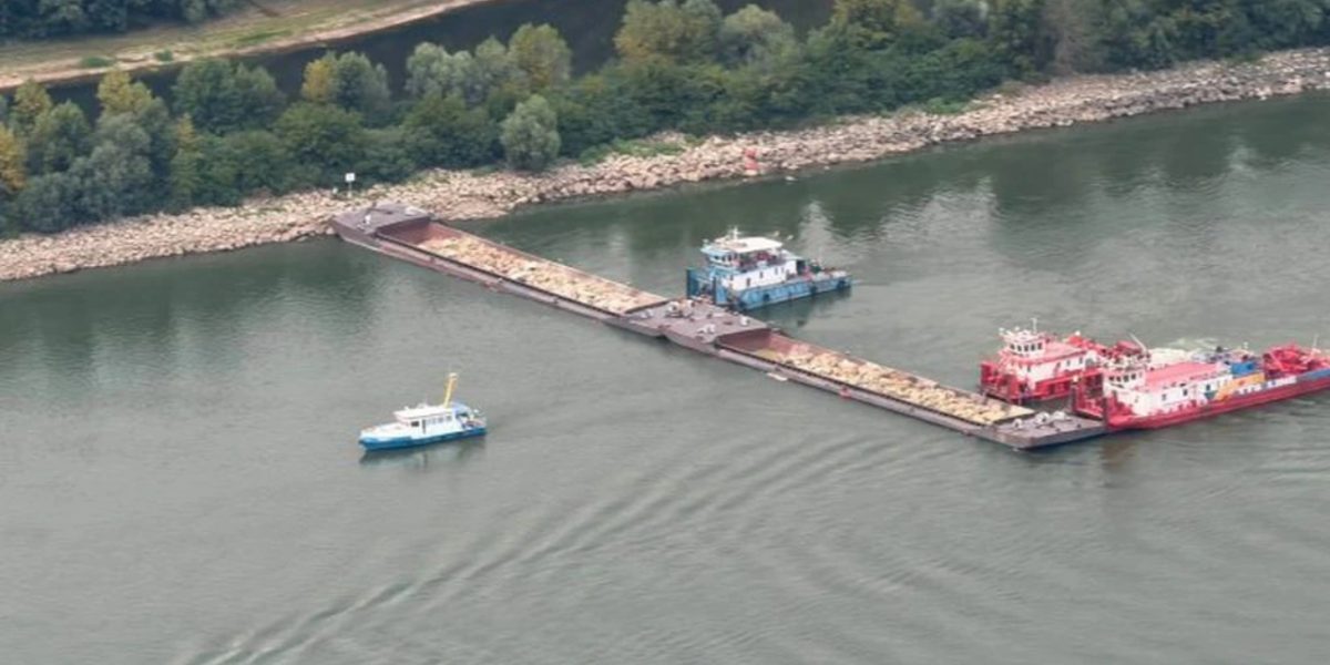 Doi bărbați prinsi furând fier vechi de la barje scufundate