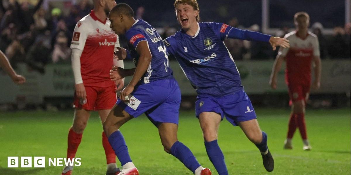 Siti uscate, fotbal pe terenuri crăpate