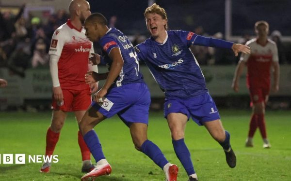 Siti uscate, fotbal pe terenuri crăpate