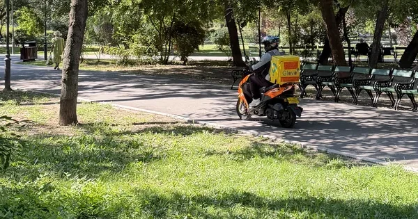 Scuter Glovo în Cișmigiu: Poliția intervine
