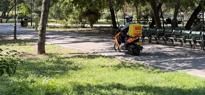 Scuter Glovo în Cișmigiu: Poliția intervine