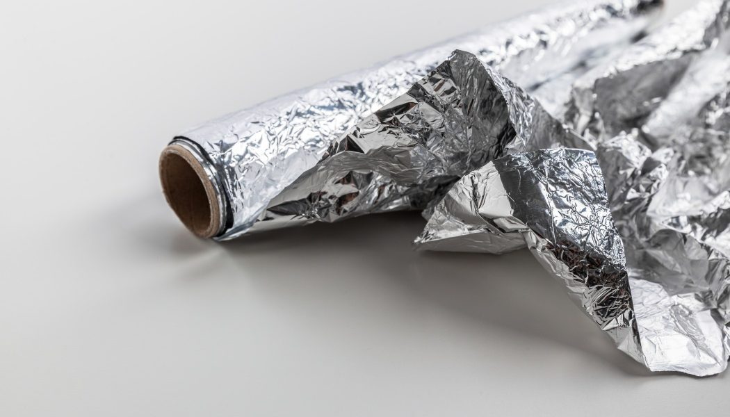 Folia de aluminiu: Greșeala-șoc ce o strică în bucătărie