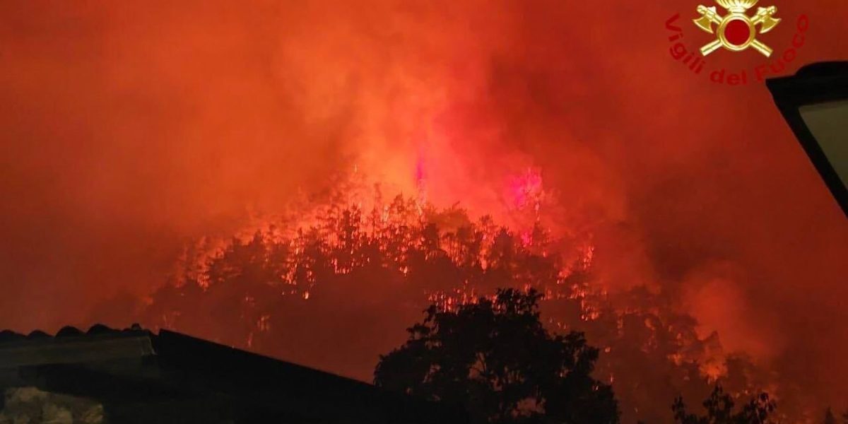 Incendiu uriaș lângă Garda: 200 de turiști evacuați