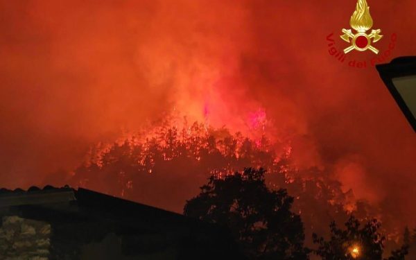 Incendiu uriaș lângă Garda: 200 de turiști evacuați