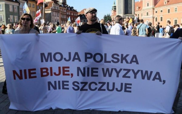 Polonia: Mii de oameni în stradă contra urii față de refugiații ucraineni