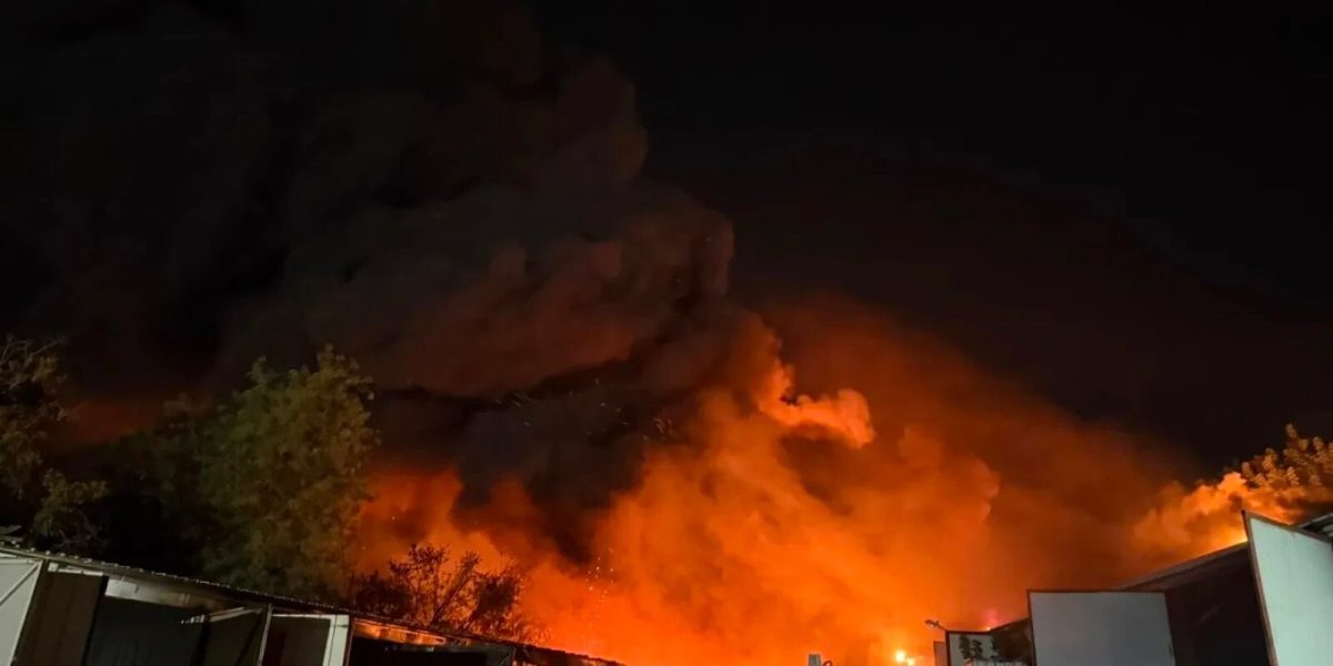 Incendiu puternic mistuie Bucureștiul