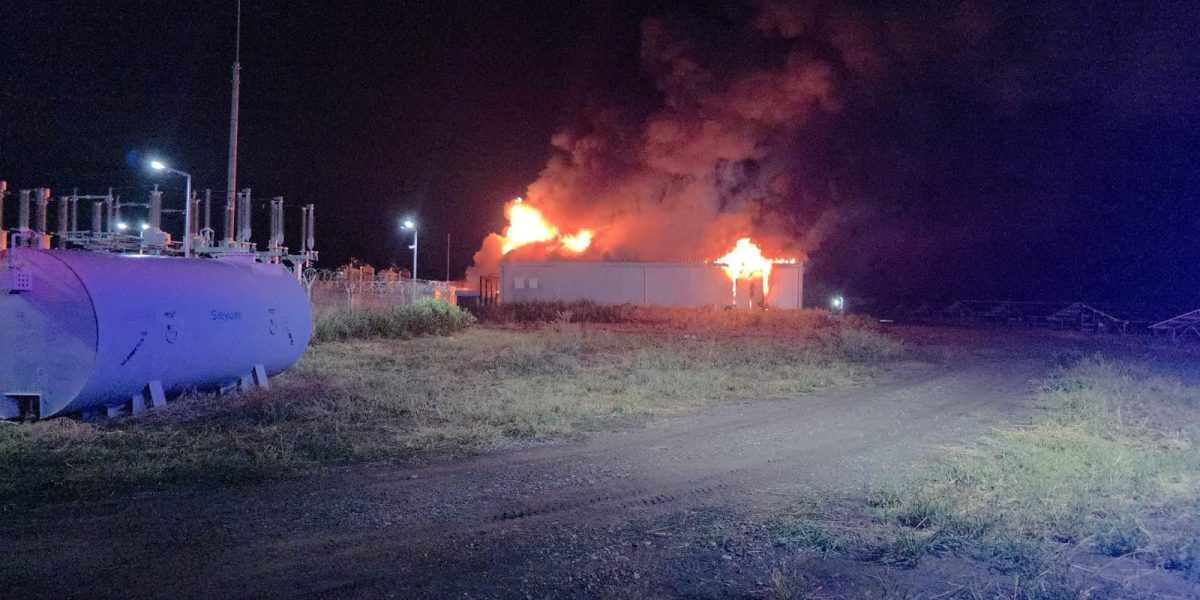 Incendiu la Stâlpu, Buzău: Hală de stocare baterii, în flăcări